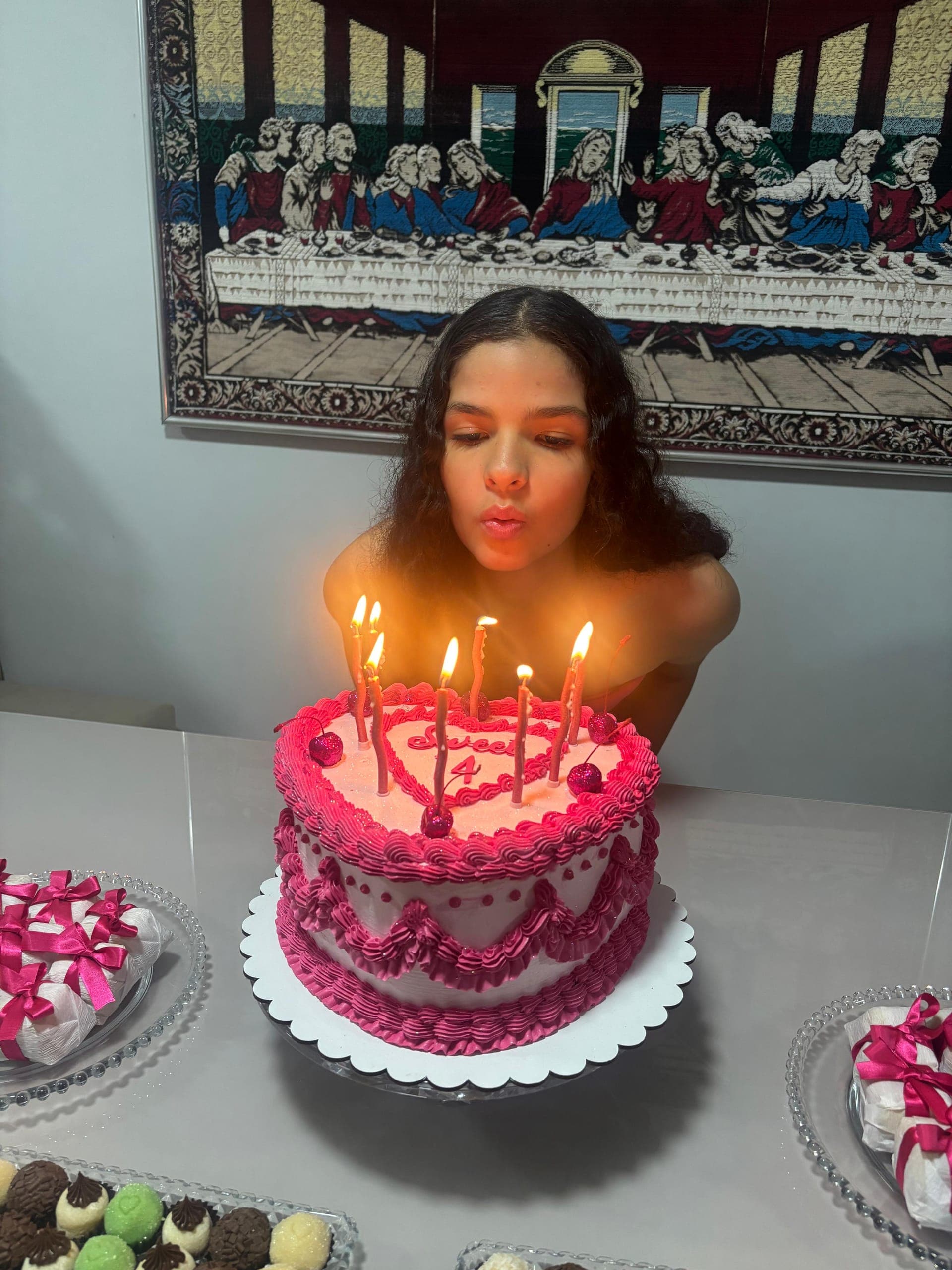 Maria Letícia soprando as velas dos 14 anos
