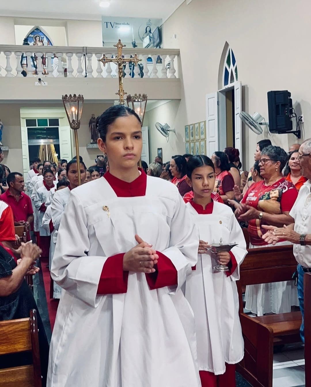 Maria Letícia servindo no altar