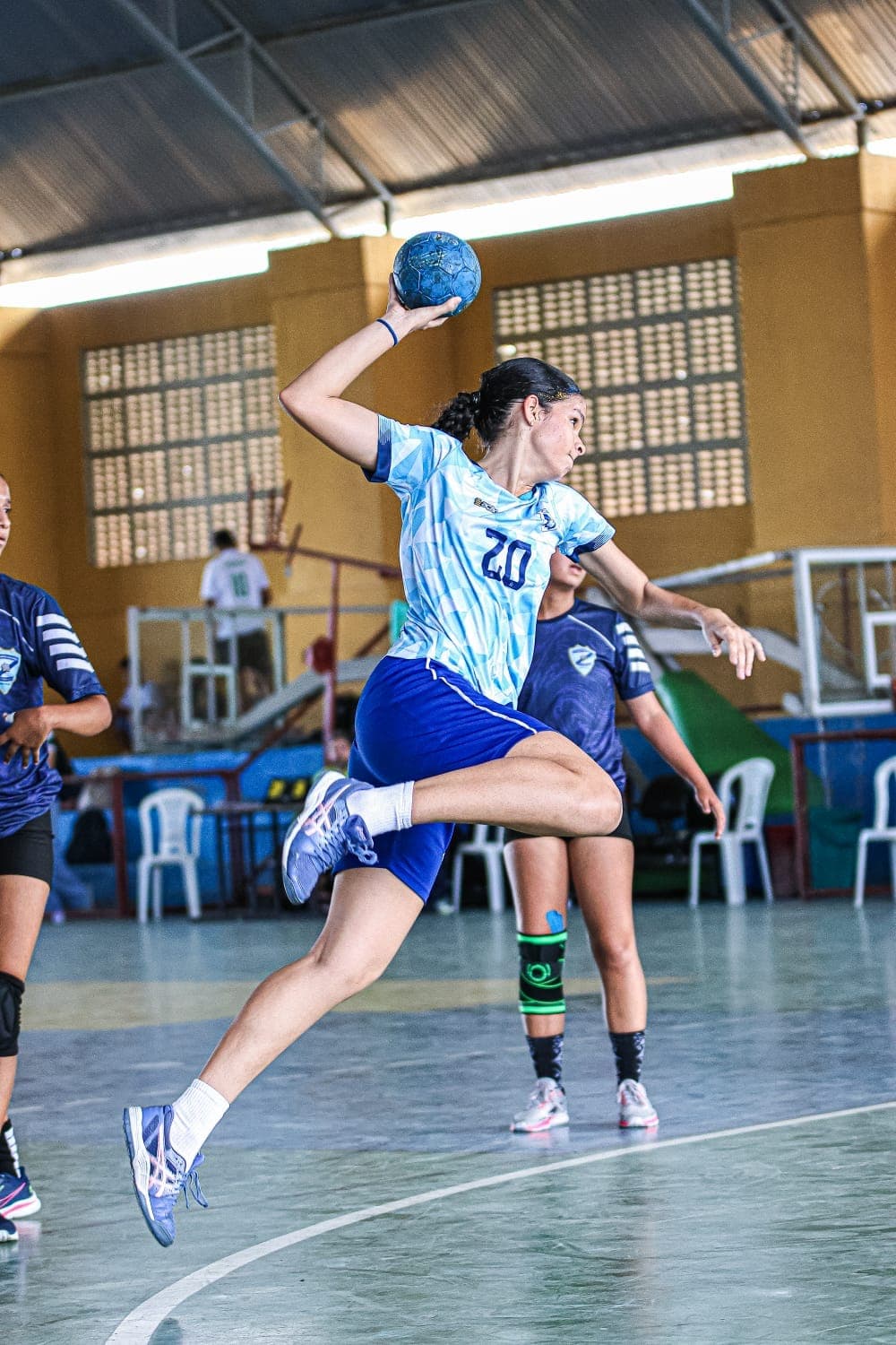 Maria Letícia jogando handebol
